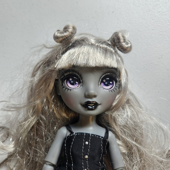 Rainbow HighShadow High Doll - Luna Madison - Picture 2 of 5
